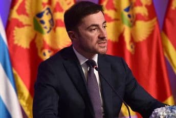 Nijednom vjerniku ili posjetiocu sakralnih objekata neće biti uskraćena prava koja ima danas Nijednom vjerniku ili posjetiocu sakralnih objekata neće biti uskraćena prava koja ima danas