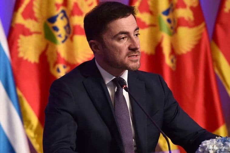Nijednom vjerniku ili posjetiocu sakralnih objekata neće biti uskraćena prava koja ima danas Nijednom vjerniku ili posjetiocu sakralnih objekata neće biti uskraćena prava koja ima danas
