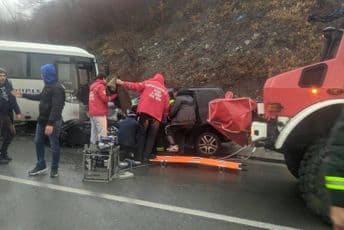 Težak udes: Četvoro povrijeđenih u udesu auta i autobusa  Težak udes: Četvoro povrijeđenih u udesu auta i autobusa