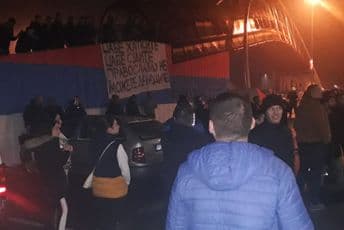 UP povodom incidenta na Zlatici: Uhapšeno 10 lica, povrijeđena tri policajca a oštećeno osam policijskih vozila UP povodom incidenta na Zlatici: Uhapšeno 10 lica, povrijeđena tri policajca a oštećeno osam policijskih vozila