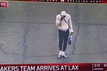 Lebron na aerodromu saznao da je Kobi Brajant poginuo: Grcao u suzama (VIDEO) Lebron na aerodromu saznao da je Kobi Brajant poginuo: Grcao u suzama (VIDEO)