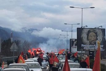 Doček vaterpolista: Kilometarske kolone vozila iz Nikšića (VIDEO) Doček vaterpolista: Kilometarske kolone vozila iz Nikšića (VIDEO)