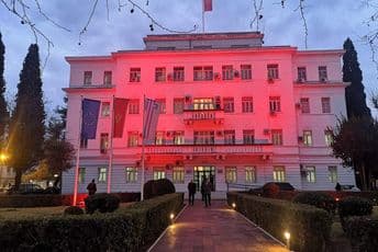 Zgrada Glavnog grada u boji crnogorske zastave Zgrada Glavnog grada u boji crnogorske zastave