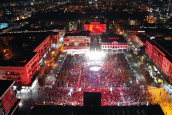 Pogledajte dolazak vaterpolista na Trg nezavisnosti i izvođenje himne Crne Gore Pogledajte dolazak vaterpolista na Trg nezavisnosti i izvođenje himne Crne Gore