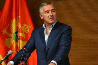 Đukanović: Zloupotrebom vjere žele da sruše Crnu Goru - ne budite dio "ludačkog pokreta" Đukanović: Zloupotrebom vjere žele da sruše Crnu Goru - ne budite dio "ludačkog pokreta"