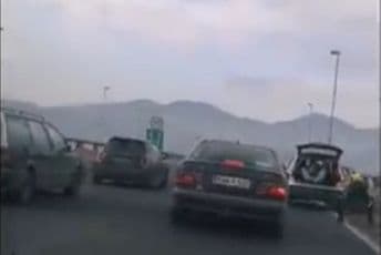Video koji je zapalio internet: Bosanci se sankaju na auto-putu Video koji je zapalio internet: Bosanci se sankaju na auto-putu