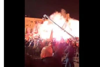 Čovjek diže tri prsta na dočeku vaterpolista, niko ga ne konstatuje (VIDEO) Čovjek diže tri prsta na dočeku vaterpolista, niko ga ne konstatuje (VIDEO)