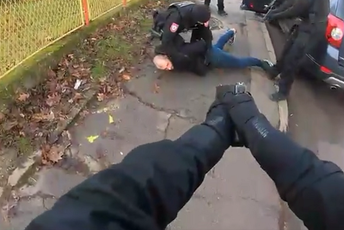 Munjevita akcija policije: Pogledajte kako je izgledalo hapšenje osumnjičenog za organizovani kriminal (VIDEO) Munjevita akcija policije: Pogledajte kako je izgledalo hapšenje osumnjičenog za organizovani kriminal (VIDEO)