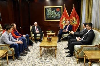 Đukanović primio bronzane ajkule: Igrom ste pokazali da nema protivnika kojeg ne možete da pobijedite Đukanović primio bronzane ajkule: Igrom ste pokazali da nema protivnika kojeg ne možete da pobijedite