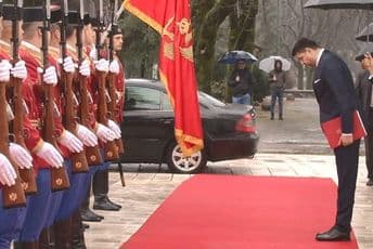 Ambasador Srbije nije nosio kravatu u bojama srpske trobojke Ambasador Srbije nije nosio kravatu u bojama srpske trobojke