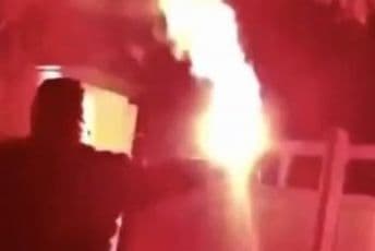 Bakljama gađali kuću direktora Mančestera (VIDEO) Bakljama gađali kuću direktora Mančestera (VIDEO)