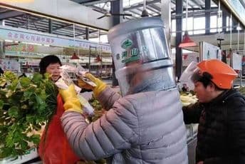 FOTO Kako se Kinezi štite od virusa: Kante i kese na glave pa u grad FOTO Kako se Kinezi štite od virusa: Kante i kese na glave pa u grad