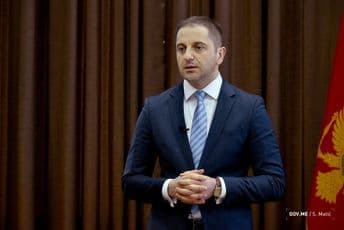 Šehović razriješio direktoricu Stanković: Nije završila fakultet za koji je dostavila dokumentaciju Šehović razriješio direktoricu Stanković: Nije završila fakultet za koji je dostavila dokumentaciju