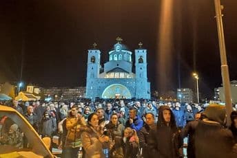 Perović: Ne stidimo se ni trobojke ni crnogorskog barjaka ali ne želimo smutnju, na litije samo sa ikonama Perović: Ne stidimo se ni trobojke ni crnogorskog barjaka ali ne želimo smutnju, na litije samo sa ikonama