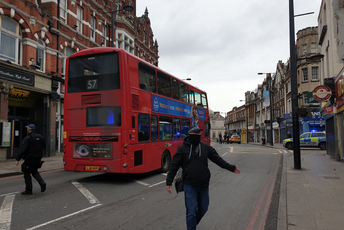 Teroristički napad u Londonu, ljudi ubadani nožem na ulici, ubica likvidiran (VIDEO) Foto: Daily Star