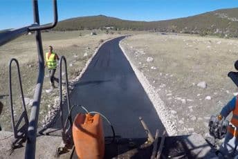 Vlada nastavlja asfaltiranje seoskih puteva Vlada nastavlja asfaltiranje seoskih puteva