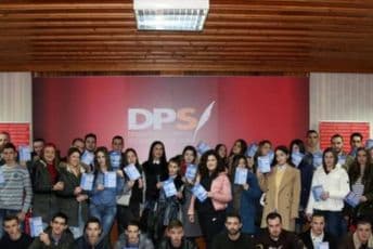 Ne da se mala-velika Crna Gora Ne da se mala-velika Crna Gora