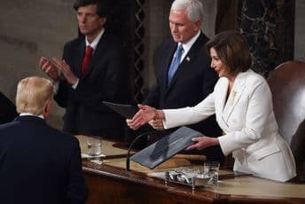 (VIDEO): Tramp odbio da se rukuje sa šeficom Kongresa (VIDEO): Tramp odbio da se rukuje sa šeficom Kongresa