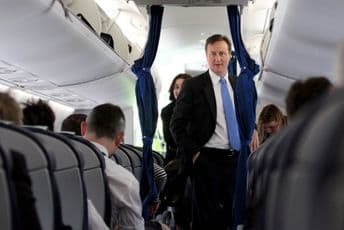 Tjelohranitelj bivšeg premijera ostavio napunjen pištolj u toaletu Tjelohranitelj bivšeg premijera ostavio napunjen pištolj u toaletu