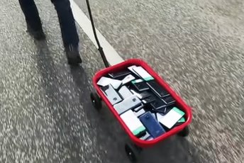 „Šetao” 99 telefona u kolicima i izazvao lažne špiceve na Google Maps-u (VIDEO) „Šetao” 99 telefona u kolicima i izazvao lažne špiceve na Google Maps-u (VIDEO)