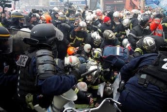 Crnogorski vatrogasci podržali svoje kolege u Francuskoj Crnogorski vatrogasci podržali svoje kolege u Francuskoj