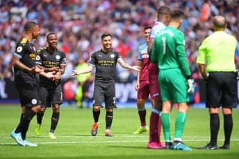 Otkazani mečevi u Engleskoj, Holandiji, Njemačkoj... Foto: Manchester Evening News