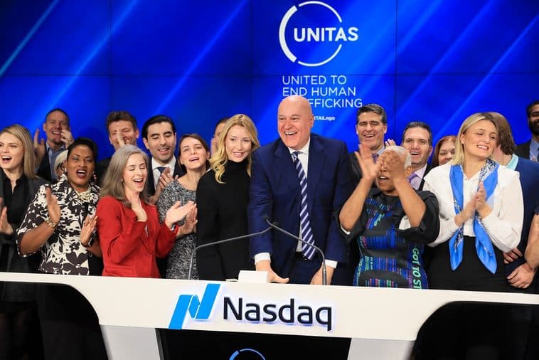 Osnivač UNITAS-a Ljubiša Krstajić zatvorio Nasdaq berzu tradicionalnim udarcem u zvono Osnivač UNITAS-a Ljubiša Krstajić zatvorio Nasdaq berzu tradicionalnim udarcem u zvono