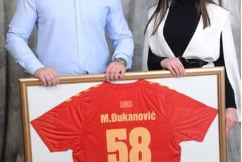 Odbor DPS Župa Nikšićka poklonio Đukanoviću dres za rođendan Odbor DPS Župa Nikšićka poklonio Đukanoviću dres za rođendan