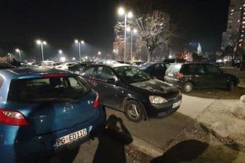 Gradjani se nelegalno parkiraju kada idu na litije, blokiraju prolaze, trotoare, urušavaju zelene površine Gradjani se nelegalno parkiraju kada idu na litije, blokiraju prolaze, trotoare, urušavaju zelene površine