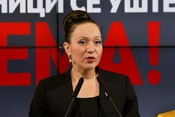 Ministarka u Makedoniji smijenjena jer je govorila ispred pogrešnog natpisa Ministarka u Makedoniji smijenjena jer je govorila ispred pogrešnog natpisa