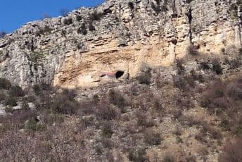 Srpska zastava osvanula kod Crvene stijene Srpska zastava osvanula kod Crvene stijene