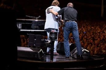 Pjevač izgubio glas, na ivici suza napustio koncert (VIDEO) Pjevač izgubio glas, na ivici suza napustio koncert (VIDEO)