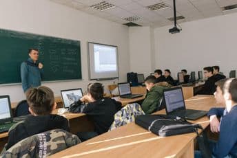 Oglasilo se Ministarstvo: Naredne nedjelje uputstva oko organizacije škole Oglasilo se Ministarstvo: Naredne nedjelje uputstva oko organizacije škole