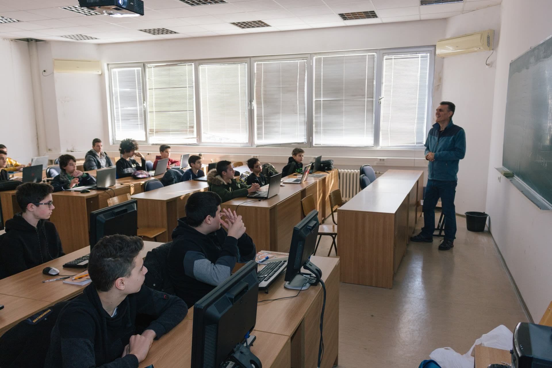 profesor-sukovic-sa-polaznicima