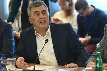 Đukanović: Svakom punoljetnom građaninu po 222 eura, porodicama paket pomoći Đukanović: Svakom punoljetnom građaninu po 222 eura, porodicama paket pomoći