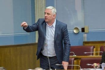 Vučurović vrijeđao poslanike DPS-a, Krivokapić upozorio da parlament nikada nije niže pao Vučurović vrijeđao poslanike DPS-a, Krivokapić upozorio da parlament nikada nije niže pao