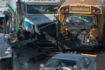 Više od 200 vozila učestvovalo u lančanom sudaru Više od 200 vozila učestvovalo u lančanom sudaru