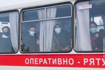 Državljani Ukrajine evakuisani iz Vuhana, kod kuće dočekani kamenicama Državljani Ukrajine evakuisani iz Vuhana, kod kuće dočekani kamenicama