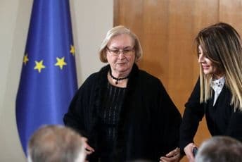 Životni put majke novog hrvatskog predsjednika: Porodici su joj u socilizmu oduzeli sve, a njezina majka je godinama čuvala veliku tajnu o Zoranu Životni put majke novog hrvatskog predsjednika: Porodici su joj u socilizmu oduzeli sve, a njezina majka je godinama čuvala veliku tajnu o Zoranu