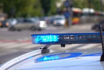 Okončana drama u Crmnici: Ubo brata nožem u stomak, prijetio da će pucati ako se policajci približe Okončana drama u Crmnici: Ubo brata nožem u stomak, prijetio da će pucati ako se policajci približe