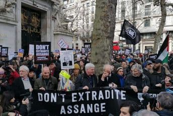 Stotine ljudi na maršu podrške Asanžu Stotine ljudi na maršu podrške Asanžu