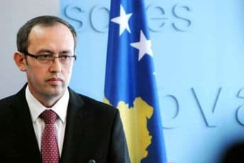 Kurtijevog zamjenika gađali jajima uz povike „taksa se ne ukida“ Kurtijevog zamjenika gađali jajima uz povike „taksa se ne ukida“