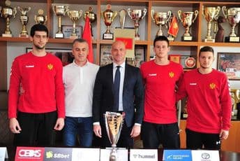 Srebro dodatni motiv za glavni cilj - plasman u A diviziju Srebro dodatni motiv za glavni cilj - plasman u A diviziju