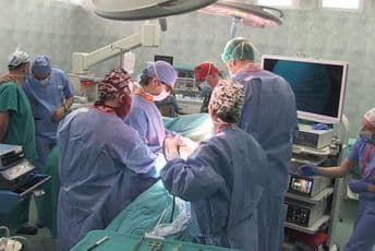 KCCG: Čuveni španski hirurg minimalno invazivnom metodom kod dva pacijenta operisao tumore pluća KCCG: Čuveni španski hirurg minimalno invazivnom metodom kod dva pacijenta operisao tumore pluća