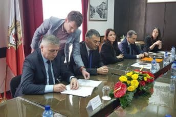 Potpisan ugovor o kupoprodaji između Opštine Kotor i Jugopetrola Potpisan ugovor o kupoprodaji između Opštine Kotor i Jugopetrola