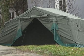 Klinički centar objasnio: Šatori su za zaposlene Klinički centar objasnio: Šatori su za zaposlene