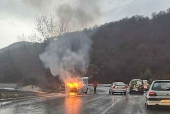 Zapalilo se vozilo pogrebnih usluga Zapalilo se vozilo pogrebnih usluga