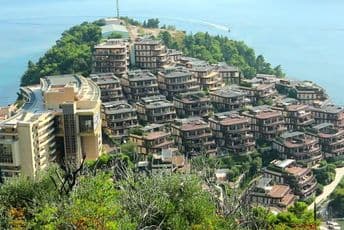 Vjetar obarao granje na stazi ka Zavali, uklonjena osušena stabla Vjetar obarao granje na stazi ka Zavali, uklonjena osušena stabla