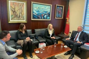 Potpisan ugovor o finansiranju usluge pomoć u kući Potpisan ugovor o finansiranju usluge pomoć u kući