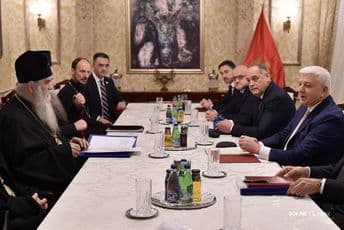 Vlada: Netačne tvrdnje Amfilohija da je Vlada povukla Zakon o majkama, podnesite inicijativu Ustavnom sudu Vlada: Netačne tvrdnje Amfilohija da je Vlada povukla Zakon o majkama, podnesite inicijativu Ustavnom sudu